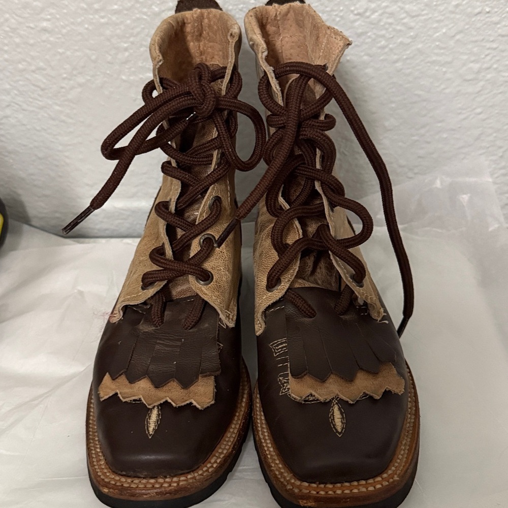 Woman’s Lace up Western boots
